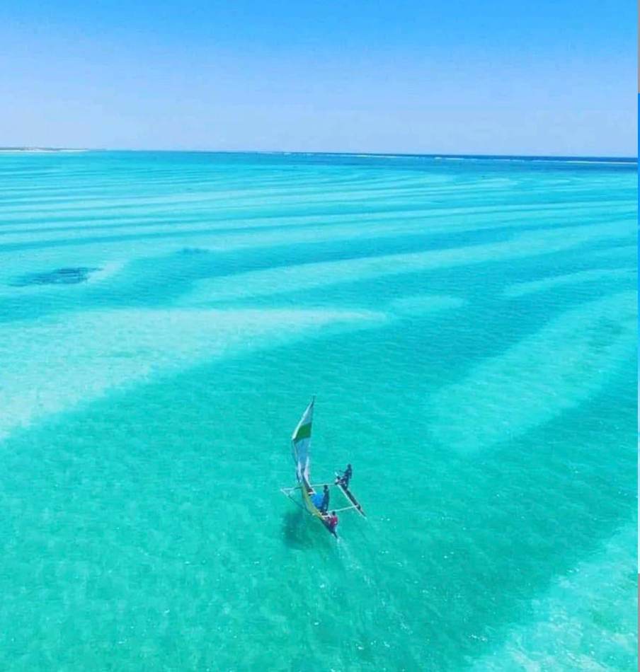 Pirogue à voile sur le lagon d'Ambatomilo, vue aérienne