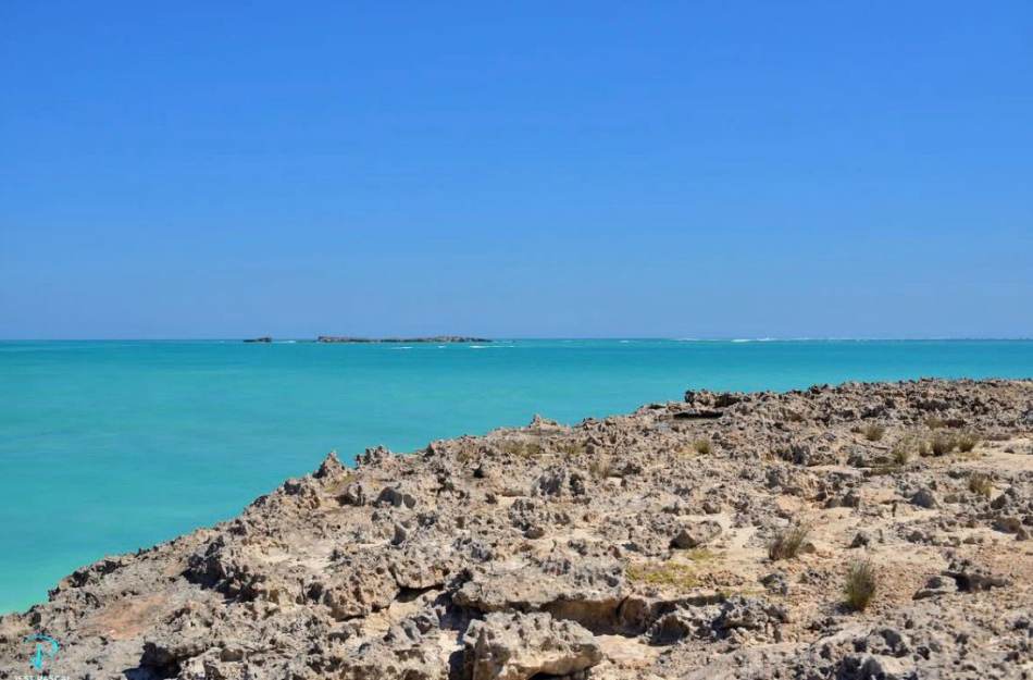 Platier rocheux et lagon turquoise d'Ambatomilo