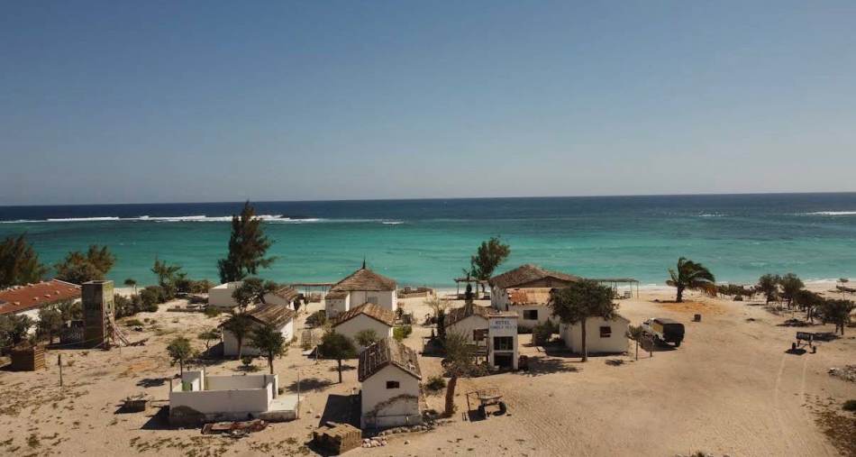 Village côtier d'Ambola et ses pistes sableuses, vue aérienne