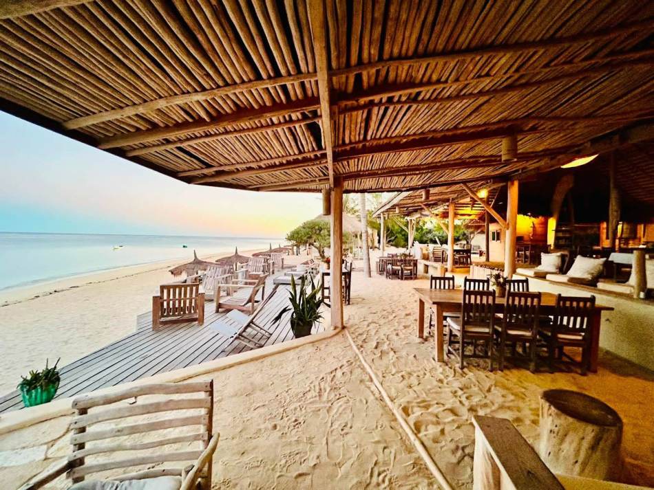 Lodge en bord de plage à Anakao, au coucher du soleil