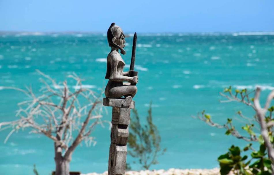 Statue de pêcheur face à l'océan, Andavadoaka