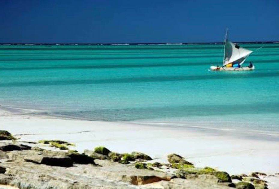 Pirogue de pêcheurs près de la côte d'Ankasy