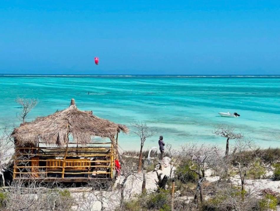 Cabane de plage face à la mer turquoise d'Ankasy