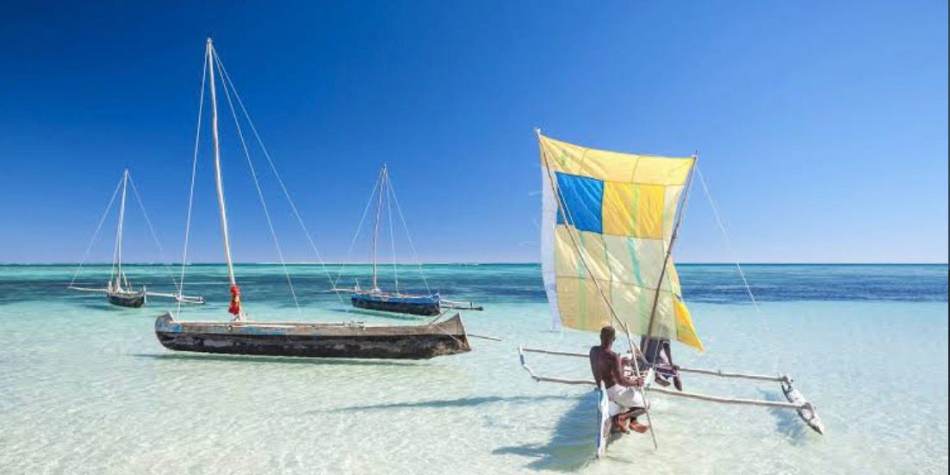Pirogue à balancier sur le lagon d'Ankasy