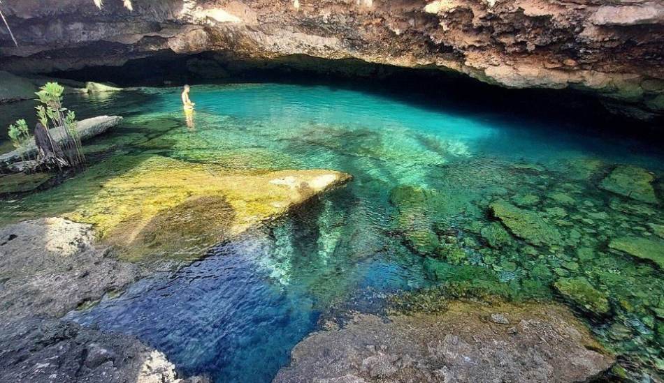 Grotte naturelle aux eaux turquoise près de Saint-Augustin