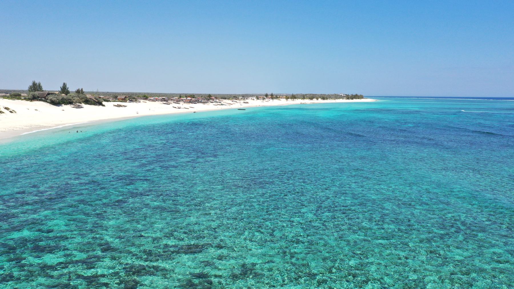 Lagon turquoise et pirogues à voile sur la côte du Sud-Ouest de Madagascar