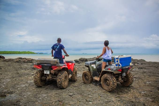 Halte en quad sur le littoral rocheux, face à la mer